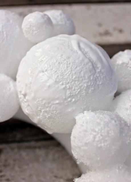 4 ideas DIY de Navidad para hacer con nuestros hijos Corona de bolas de nieve