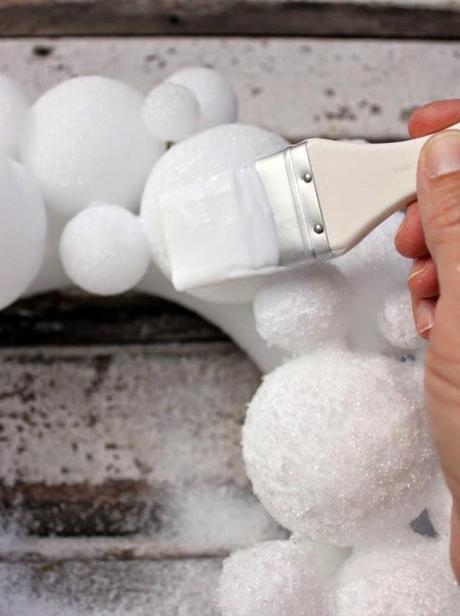 4 ideas DIY de Navidad para hacer con nuestros hijos Corona de bolas de nieve