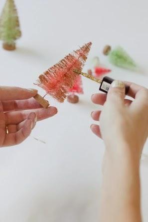 4 ideas DIY de Navidad para hacer con nuestros hijos Árboles con reflejos dorados