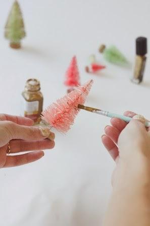4 ideas DIY de Navidad para hacer con nuestros hijos Árboles con reflejos dorados