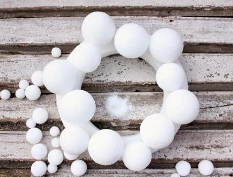 4 ideas DIY de Navidad para hacer con nuestros hijos Corona de bolas de nieve
