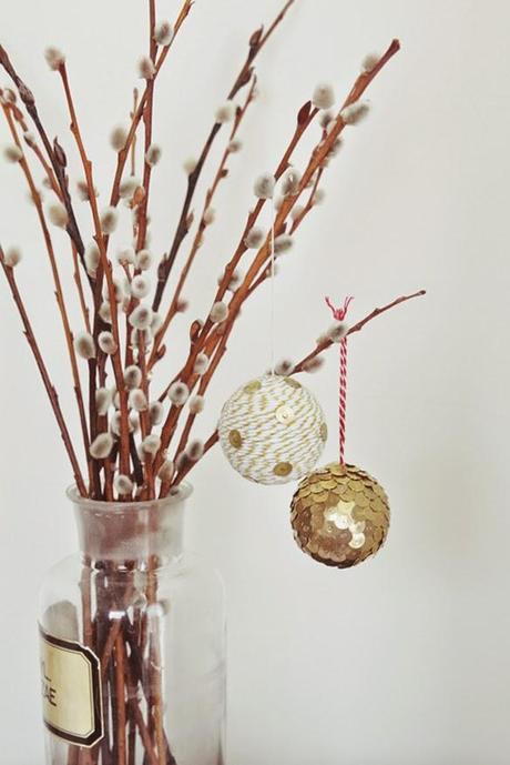 4 ideas DIY de Navidad para hacer con nuestros hijos Bolas con tachuelas doradas