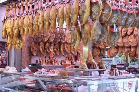 Jamones en Mercado Central