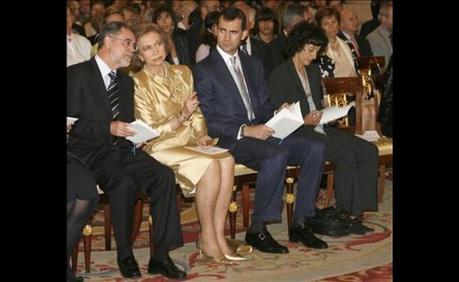 Su Majestad la Reina y Su Alteza Real el Príncipe de Asturias, en la primera fila de asientos, con el ministro de Justicia y la ministra de Educación 
