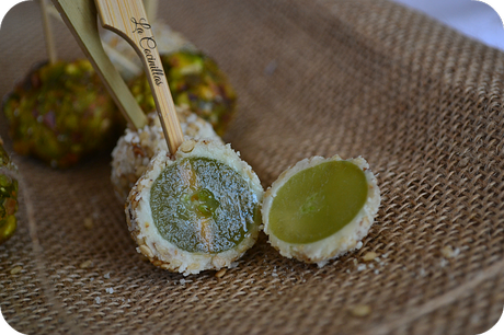 Bolitas de queso roquefort rellenas de uvas