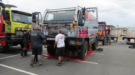 Los equipos trabajan en el parque cerrado a la espera del Dakar