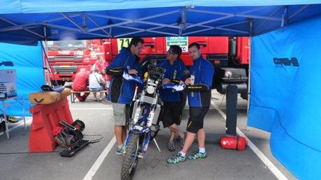 Los equipos trabajan en el parque cerrado a la espera del Dakar