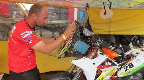 Los equipos trabajan en el parque cerrado a la espera del Dakar