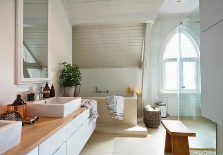 UNA CASA SERENA CON PRECIOSOS TECHOS ABUHARDILLADOS