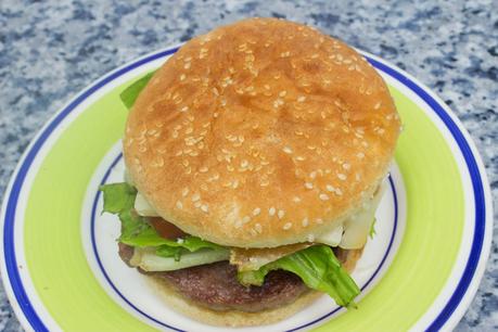 hamburguesa serrana y ensalada de higos