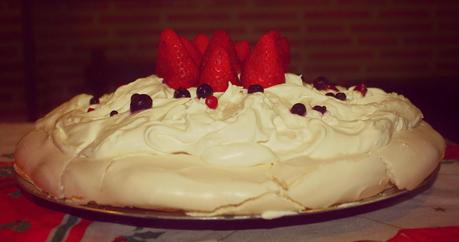 PAULOVA DE FRESAS Y FRUTOS ROJOS