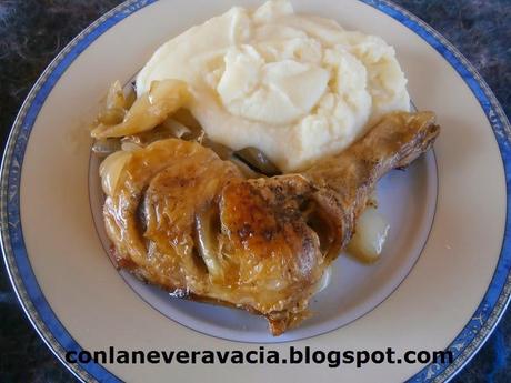 PIERNAS DE POLLO AL HORNO CON CEBOLLA