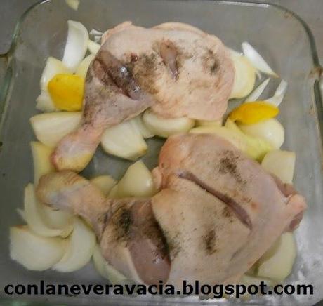 PIERNAS DE POLLO AL HORNO CON CEBOLLA
