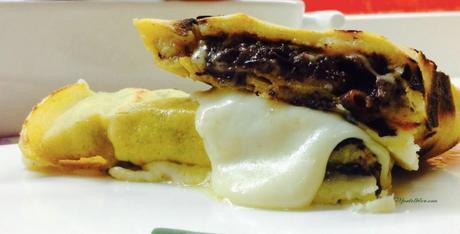 Tortita de maiz con morcilla y fundido de queso