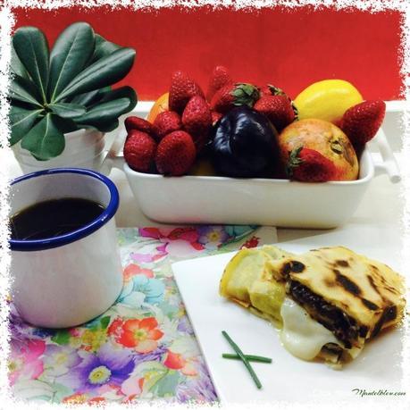 Tortita de maiz con morcilla y fundido de queso Tortita de maiz con morcilla y fundido de queso