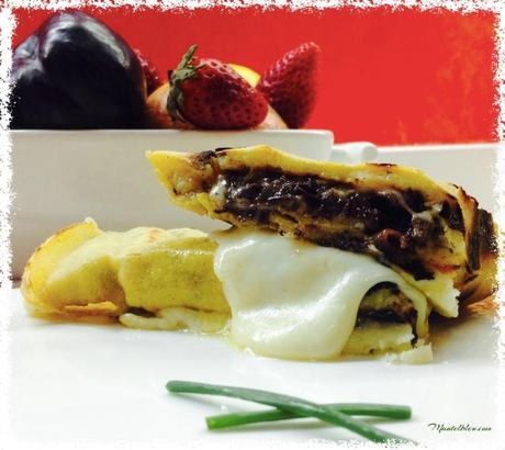 Tortita de maiz con morcilla y fundido de queso Tortita de maiz con morcilla y fundido de queso