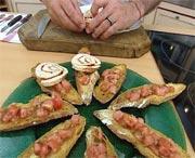 TOSTADAS DE TOMATES CON PAVO