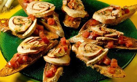 TOSTADAS DE TOMATES CON PAVO TOSTADAS DE TOMATES CON PAVO