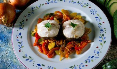 PESCADILLA AL VAPOR CON PISTO