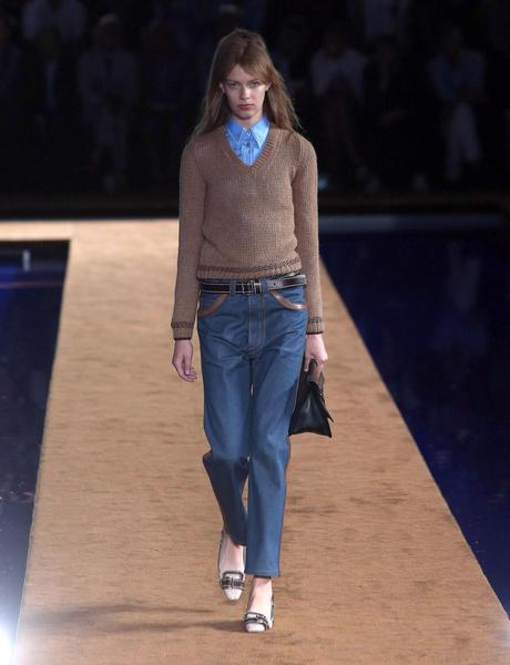 La estética setentera y el denim han inspirado a Miuccia Prada en su colección para la próxima temporada primavera/verano 2015. EFE/EPA/MATTEO