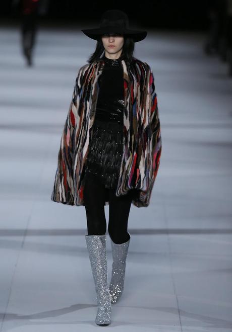 Una modelo presenta una creación del diseñador francés Hedi Slimane para Saint Laurent Paris durante la Semana de la Moda de París (Francia). EFE/ ETIENNE LAURENT