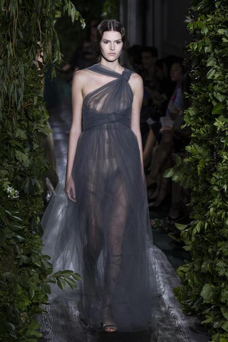 Una modelo desfila con una creación de los diseñadores italianos Maria Grazia Chiuri y Pier Paolo Piccioli para la firma Valentino.EFE/Etienne Laurent