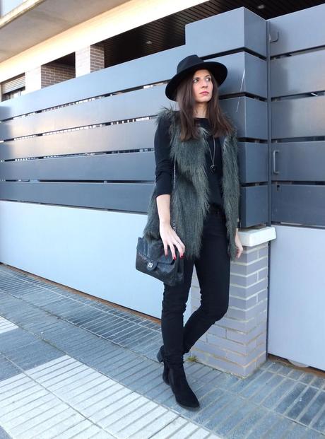 look con botas chelsea y sombrero fedora