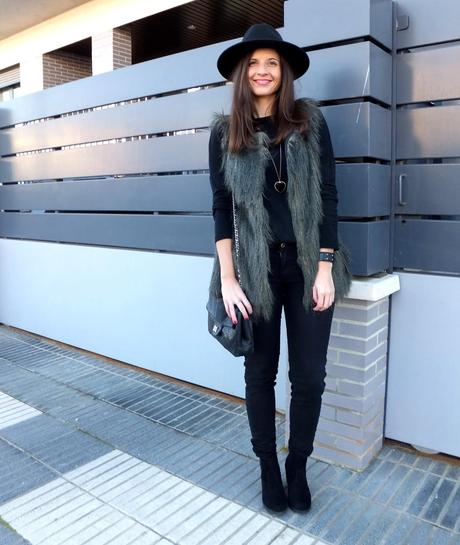 look con botas chelsea y sombrero fedora