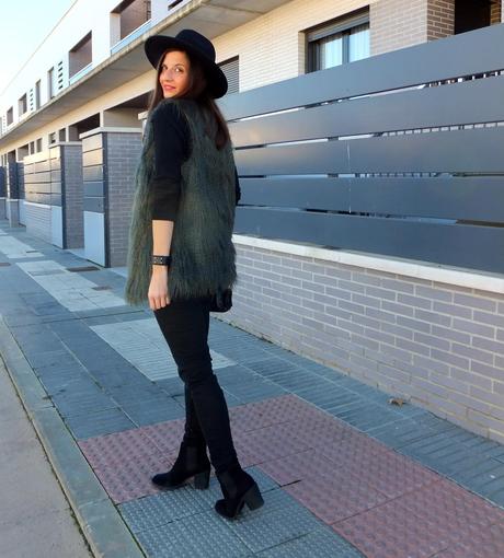 look con botas chelsea y sombrero fedora