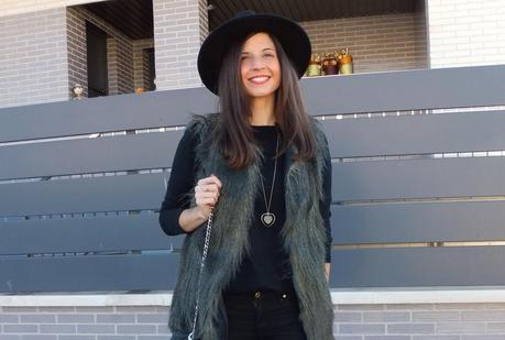 look con botas chelsea y sombrero fedora