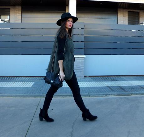 look con botas chelsea y sombrero fedora