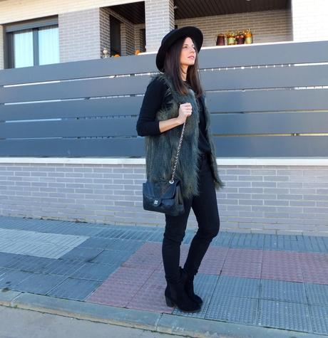 look con botas chelsea y sombrero fedora