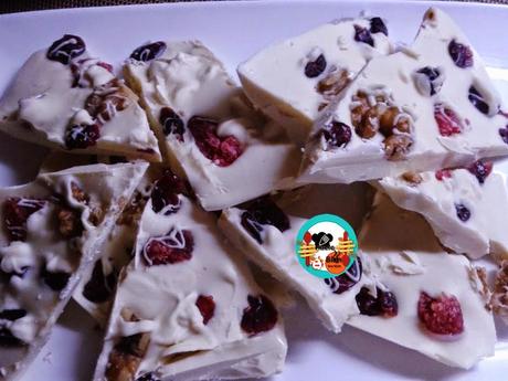 Tejas de chocolate blanco con frutos rojos