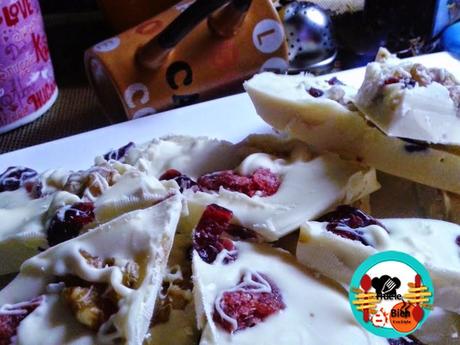 Tejas de chocolate blanco con frutos rojos