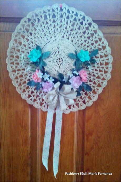 Hacer un sombrero tejido usando un tapete o doily para un toque shabby chic y romántico (Making a hat with a crocheted doily for a shabby chic and romantic touch)