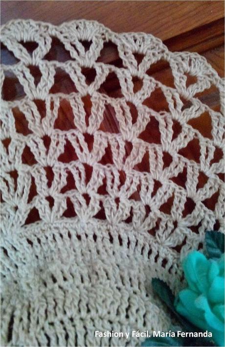 Hacer un sombrero tejido usando un tapete o doily para un toque shabby chic y romántico (Making a hat with a crocheted doily for a shabby chic and romantic touch)