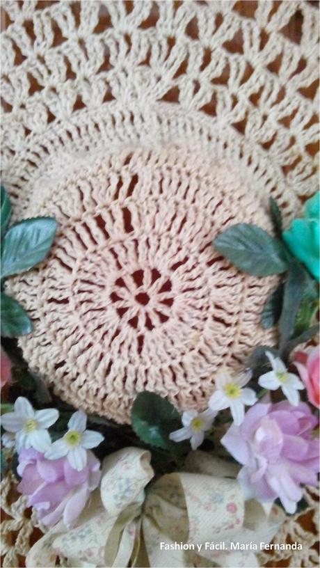 Hacer un sombrero tejido usando un tapete o doily para un toque shabby chic y romántico (Making a hat with a crocheted doily for a shabby chic and romantic touch)