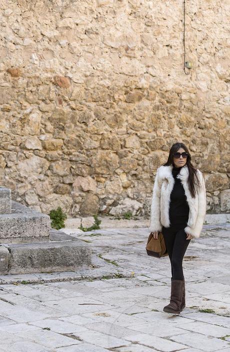 street style barbara crespo pastrana black five fur coat travels fashion blogger outfit ugg boots blog de moda