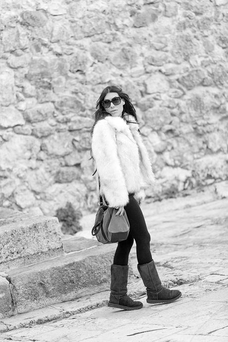 street style barbara crespo pastrana black five fur coat travels fashion blogger outfit ugg boots blog de moda