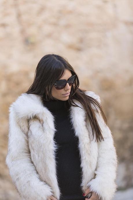 street style barbara crespo pastrana black five fur coat travels fashion blogger outfit ugg boots blog de moda