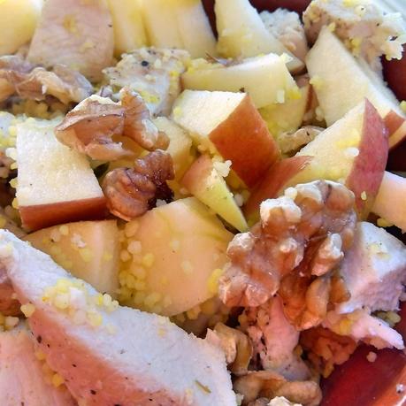 Ensalada de cous cous con pollo, manzana y nueces