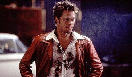 Tyler Durden (Brad Pitt) en una de las primeras escenas de la película.