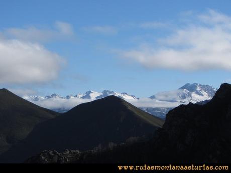 Ruta Tromeu y Braña Rebellón: Desde la Peña Tromeu, vista de la zona de Ubiña