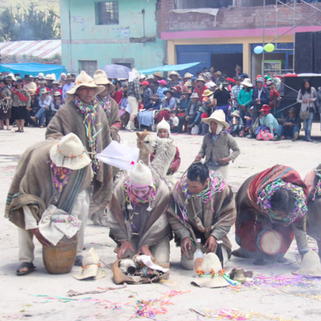 Chamanes de Velille pidiendo favores a la Pachamama. Foto: Yo Chumbivilcas