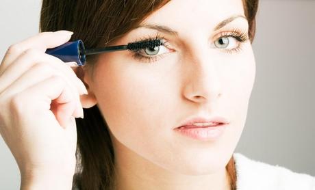 Aplica la máscara sin haber sobrecargado de producto ni bombeado varias veces el aplicador dentro del tubo.