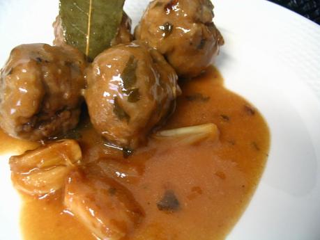 ALBÓNDIGAS ESPECIADAS A LA TURCA CON SALSA DE VINO AÑEJO