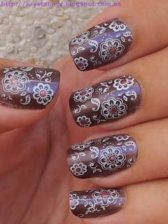 Esmalte duocromático Essence Princess Prunella con flores blancas