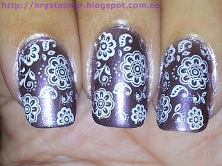 Esmalte duocromático Essence Princess Prunella con flores blancas