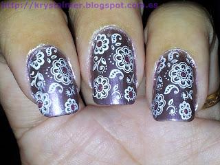 Esmalte duocromático Essence Princess Prunella con flores blancas