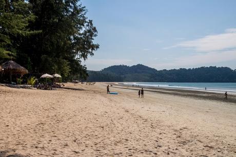 Playa tranquila en temporada alta, Koh Phayam